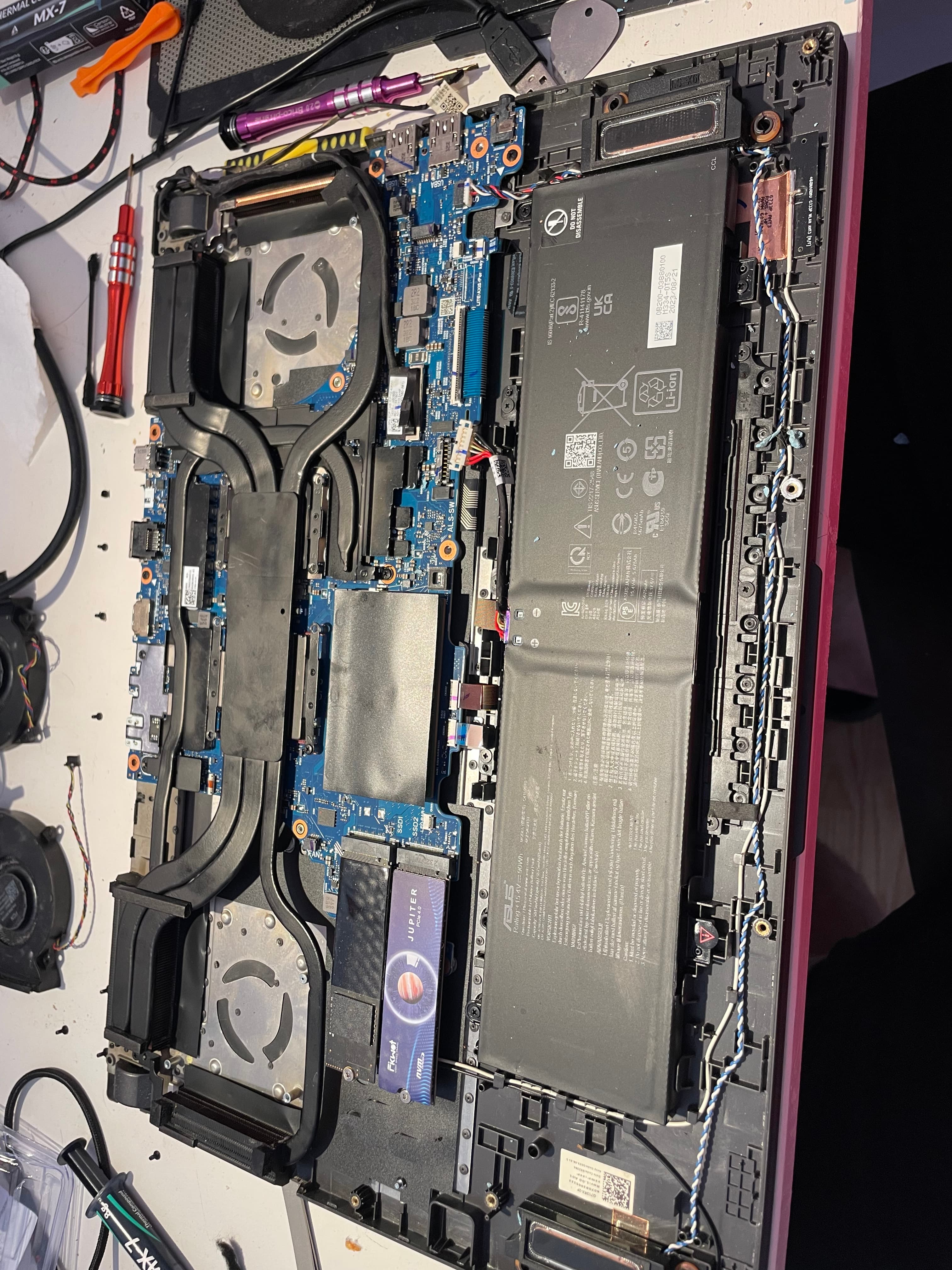 Ordinateur portable ouvert pendant une intervention de maintenance réalisée par PCNormal