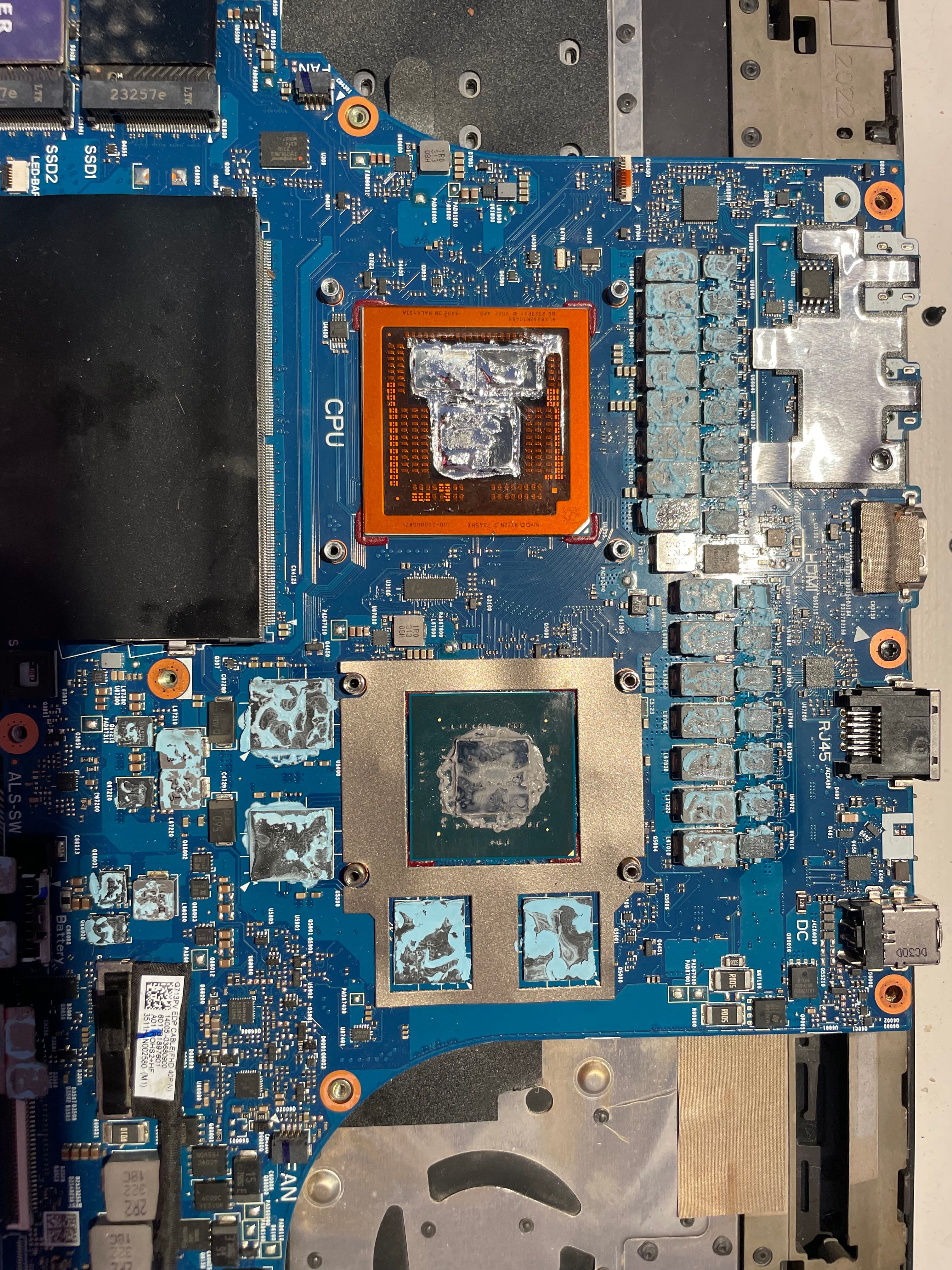 Processeur et circuit graphique accessibles lors de l’intervention sur la pâte thermique du portable