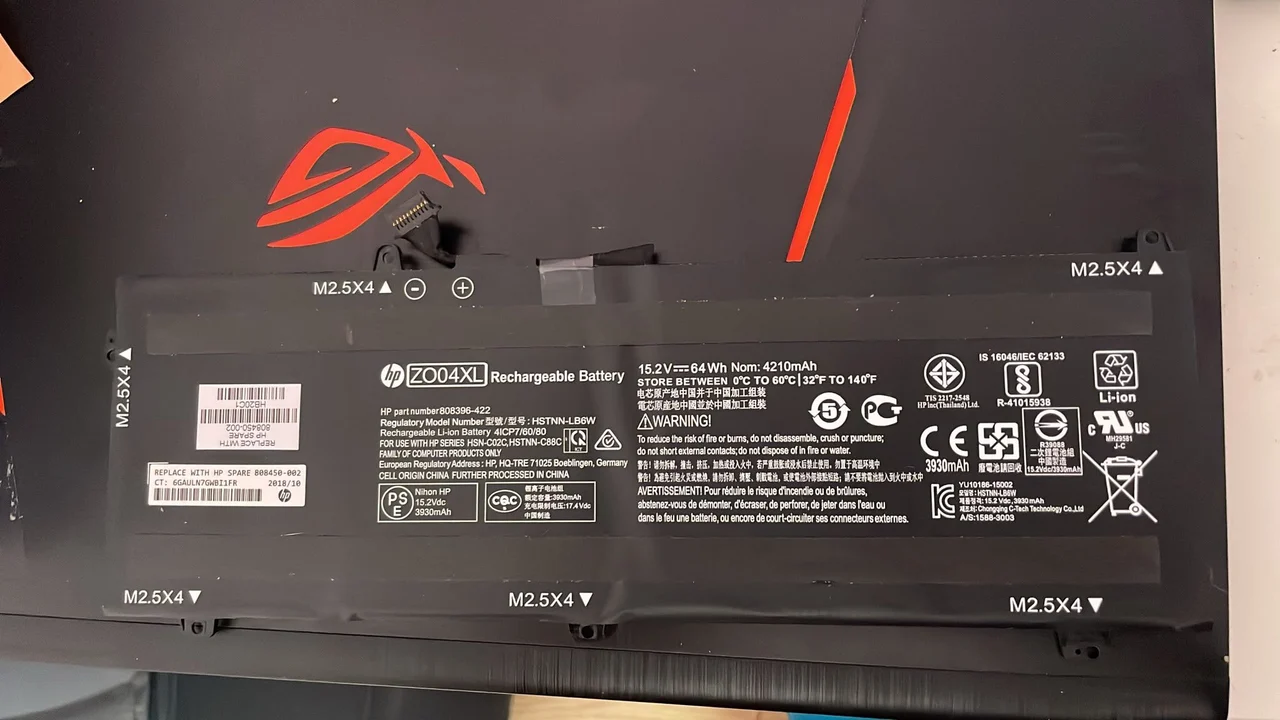 Batterie HP ZO04XL photographiée sur le poste de travail