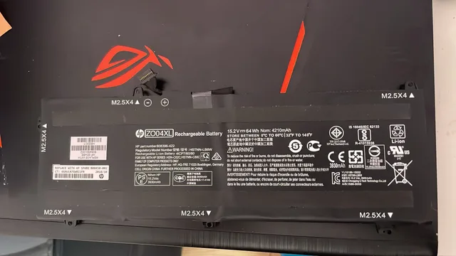 Batterie HP ZO04XL photographiée sur le poste de travail